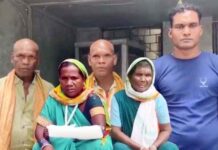 Devotees returning after bone immersion from Prayagraj, victims of car accident, villagers attacked, demanding arrest in police station